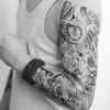 Tatouage temporaire hyperréaliste B&W Skulls Sleeve 2 de ArtWear Tattoo Tête de mort sur le bras d'un homme et jambe d'une femme