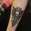 Tatouage temporaire hyperréaliste Cross Skull de ArtWear Tattoo Tête de mort sur le bras d'un homme et jambe d'une femme