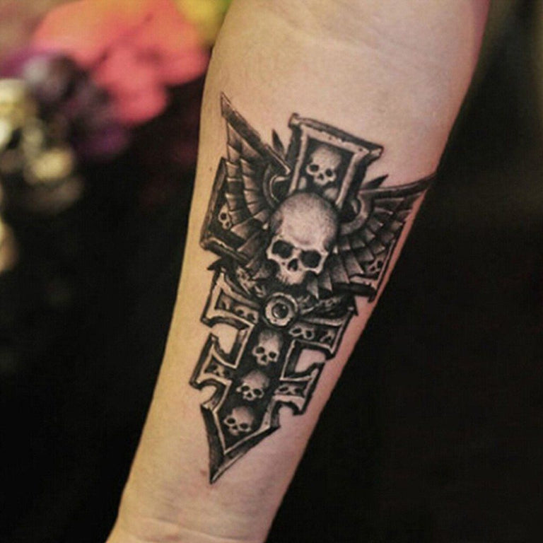 Tatouage temporaire hyperréaliste Cross Skull de ArtWear Tattoo Tête de mort sur le bras d'un homme et jambe d'une femme