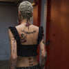 Tatouage temporaire hyperréaliste Cupcakes & Skulls - Pack de ArtWear Tattoo Tête de mort sur le bras d'un homme et jambe d'une femme