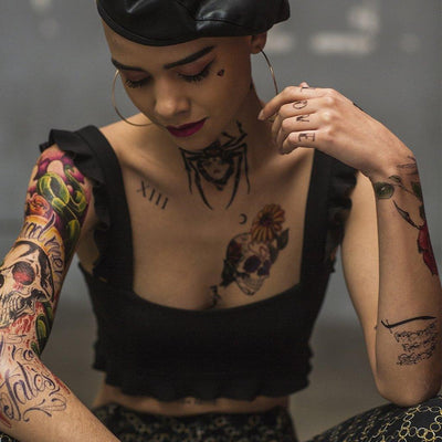 Tatouage temporaire hyperréaliste Dead Men Sleeve - Color de ArtWear Tattoo Tête de mort sur le bras d'un homme et jambe d'une femme