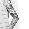 Tatouage temporaire hyperréaliste "Dead Men Tell No Tales" B&W Sleeve de ArtWear Tattoo Tête de mort sur le bras d'un homme et jambe d'une femme