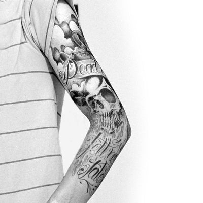 Tatouage temporaire hyperréaliste "Dead Men Tell No Tales" B&W Sleeve de ArtWear Tattoo Tête de mort sur le bras d'un homme et jambe d'une femme