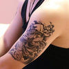 Tatouage temporaire hyperréaliste Fireman Skull de ArtWear Tattoo Tête de mort sur le bras d'un homme et jambe d'une femme