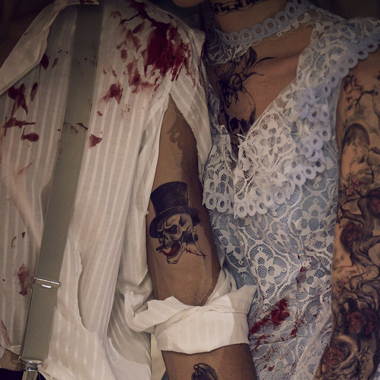 Tatouage temporaire hyperréaliste Gentleman Skull & Axe - Pack de ArtWear Tattoo Tête de mort sur le bras d'un homme et jambe d'une femme