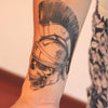 Tatouage temporaire hyperréaliste Gladiator - Pack de ArtWear Tattoo Tête de mort sur le bras d'un homme et jambe d'une femme