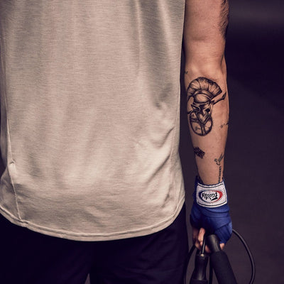 Tatouage temporaire hyperréaliste Gladiator - Pack de ArtWear Tattoo Tête de mort sur le bras d'un homme et jambe d'une femme