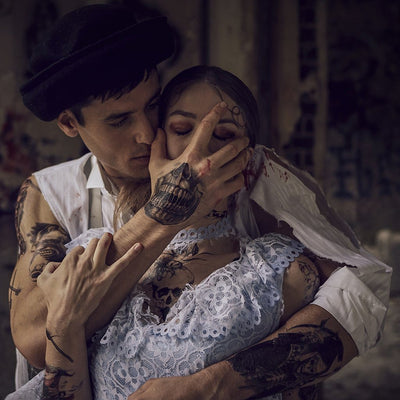 Tatouage temporaire hyperréaliste Hand Skull Tattoo - Pack de ArtWear Tattoo Tête de mort sur le bras d'un homme et jambe d'une femme
