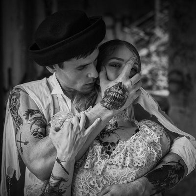 Tatouage temporaire hyperréaliste Hand Skull Tattoo - Pack de ArtWear Tattoo Tête de mort sur le bras d'un homme et jambe d'une femme