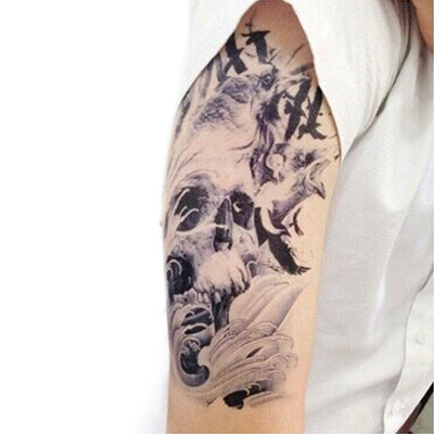 Tatouage temporaire hyperréaliste Skull & Birds de ArtWear Tattoo Tête de mort sur le bras d'un homme et jambe d'une femme
