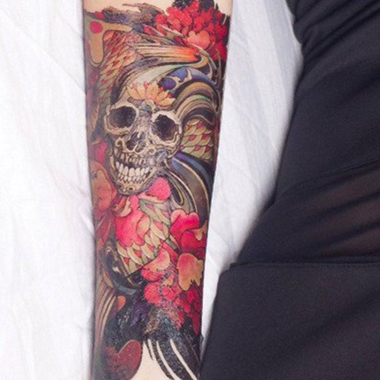 Tatouage temporaire hyperréaliste Skull - Color de ArtWear Tattoo Tête de mort sur le bras d'un homme et jambe d'une femme