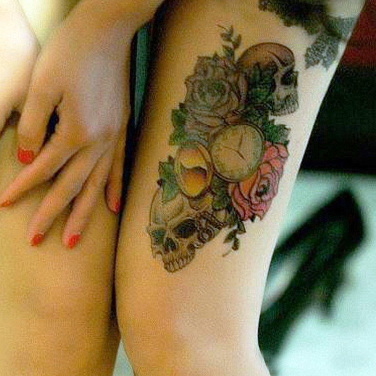 Tatouage temporaire hyperréaliste Skull Party Beach de ArtWear Tattoo Tête de mort sur le bras d'un homme et jambe d'une femme
