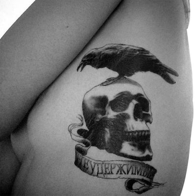 Tatouage temporaire hyperréaliste Skull & Raven de ArtWear Tattoo Tête de mort sur le bras d'un homme et jambe d'une femme