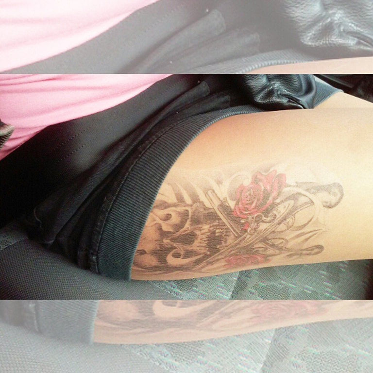 Tatouage temporaire hyperréaliste Skull & Roses 3 de ArtWear Tattoo Tête de mort sur le bras d'un homme et jambe d'une femme