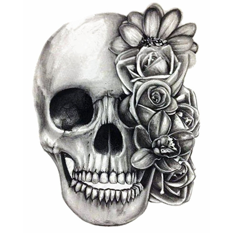 Tatouage temporaire hyperréaliste Skull & Roses Monochrome de ArtWear Tattoo Tête de mort sur le bras d'un homme et jambe d'une femme