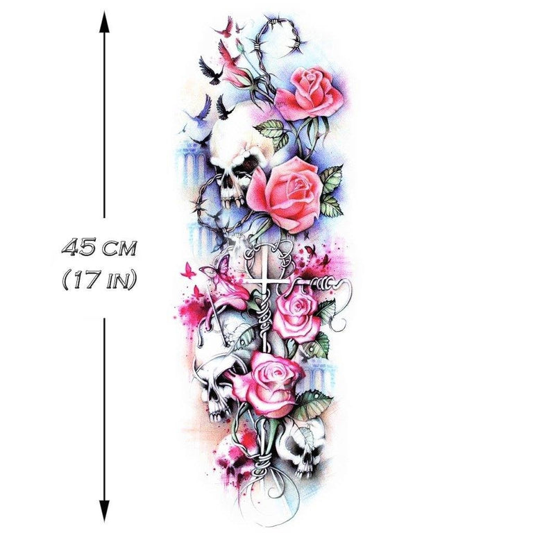 Tatouage temporaire hyperréaliste Skull & Roses Sleeve 2 de ArtWear Tattoo Tête de mort sur le bras d'un homme et jambe d'une femme