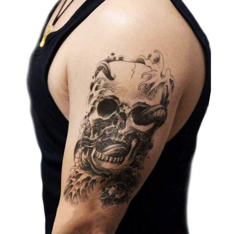 Tatouage temporaire hyperréaliste Skull & Snake de ArtWear Tattoo Tête de mort sur le bras d'un homme et jambe d'une femme