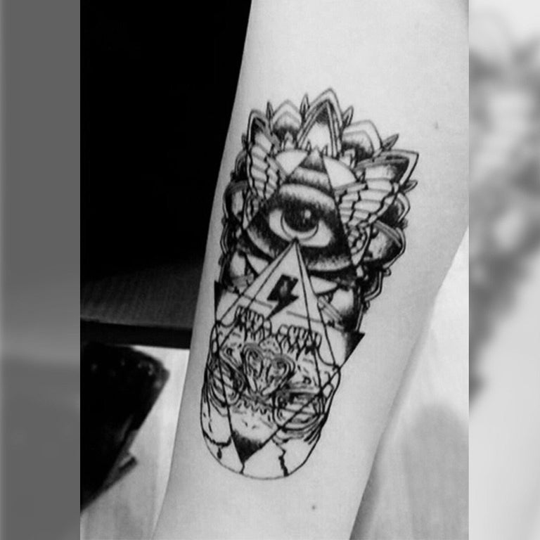 Tatouage temporaire hyperréaliste Small Eye Totem de ArtWear Tattoo Tête de mort sur le bras d'un homme et jambe d'une femme