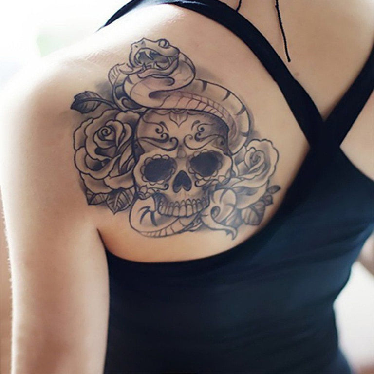 Tatouage temporaire hyperréaliste Snake Skull - Pack de ArtWear Tattoo Tête de mort sur le bras d'un homme et jambe d'une femme
