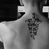 Tatouage temporaire hyperréaliste Sword & Skull de ArtWear Tattoo Tête de mort sur le bras d'un homme et jambe d'une femme