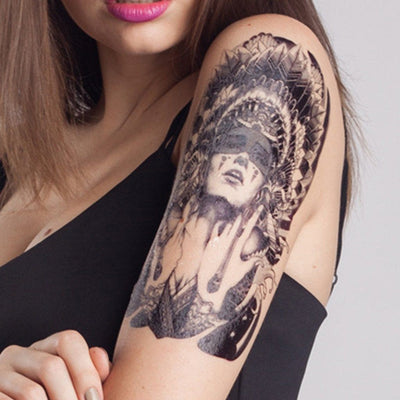 Tatouage temporaire hyperréaliste American Indian Girl 2 - B&W de ArtWear Tattoo Traditionnels sur le bras d'un homme et jambe d'une femme