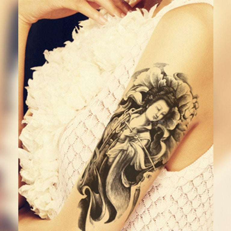Tatouage temporaire hyperréaliste Beauty of the Geisha de ArtWear Tattoo Traditionnels sur le bras d'un homme et jambe d'une femme