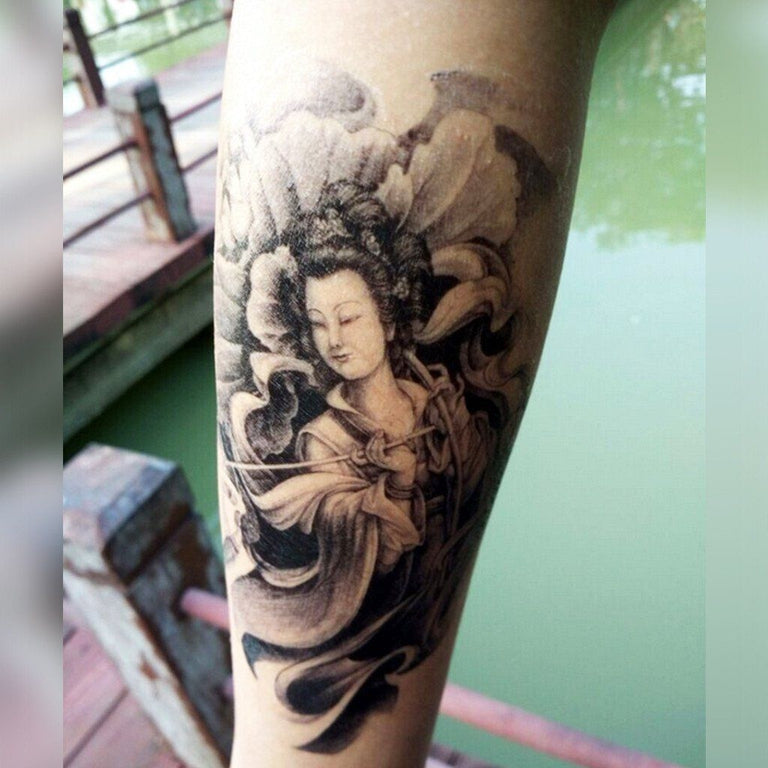 Tatouage temporaire hyperréaliste Beauty of the Geisha de ArtWear Tattoo Traditionnels sur le bras d'un homme et jambe d'une femme