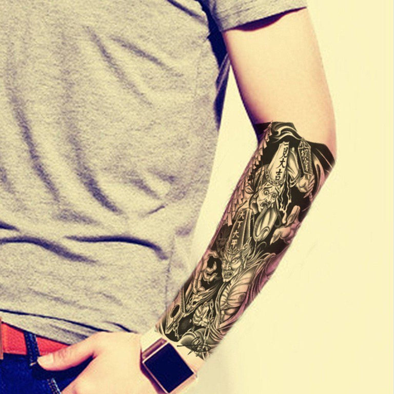 Tatouage temporaire hyperréaliste Chinese Grim Reaper de ArtWear Tattoo Traditionnels sur le bras d'un homme et jambe d'une femme