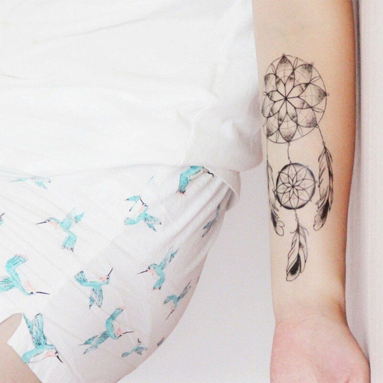 Tatouage temporaire hyperréaliste Mandala Dreamcatcher 2 de ArtWear Tattoo Traditionnels sur le bras d'un homme et jambe d'une femme