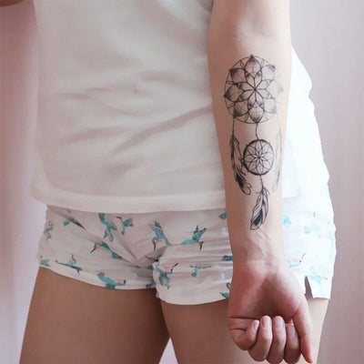 Tatouage temporaire hyperréaliste Mandala Dreamcatcher 2 de ArtWear Tattoo Traditionnels sur le bras d'un homme et jambe d'une femme