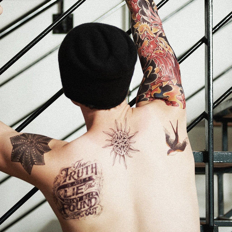 Tatouage temporaire hyperréaliste Tribal Solaster - Pack de ArtWear Tattoo Traditionnels sur le bras d'un homme et jambe d'une femme