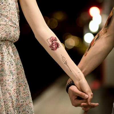 Tatouage temporaire hyperréaliste Unalome - Pack de ArtWear Tattoo Traditionnels sur le bras d'un homme et jambe d'une femme