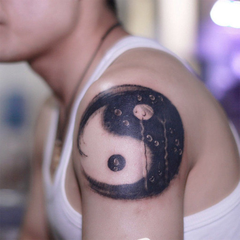 Tatouage temporaire hyperréaliste Yin & Yang de ArtWear Tattoo Traditionnels sur le bras d'un homme et jambe d'une femme