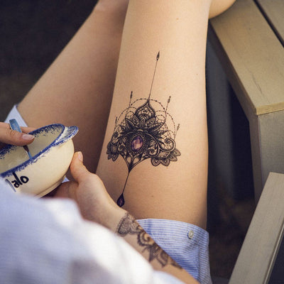Tatouage temporaire hyperréaliste Purple Jewel Mandala Underboob de ArtWear Tattoo Underboob sur le bras d'un homme et jambe d'une femme