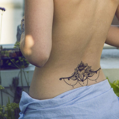 Tatouage temporaire hyperréaliste Spread Lotus Flower Underboob de ArtWear Tattoo Underboob sur le bras d'un homme et jambe d'une femme